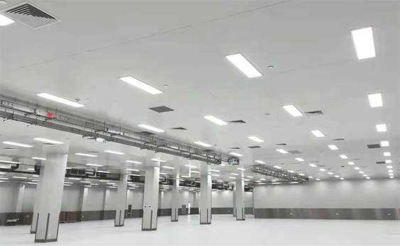 Installazione e costruzione del sistema a griglia del soffitto FFU in camera bianca