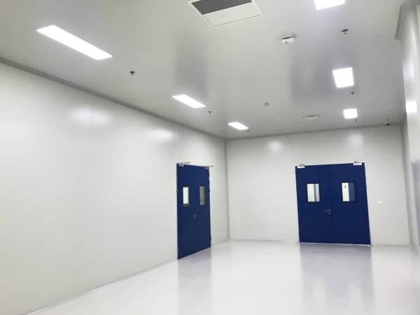 Wonclean real project photo of a cleanroom room with smooth wall panels, integrated ceiling panels and blue cleanroom doors