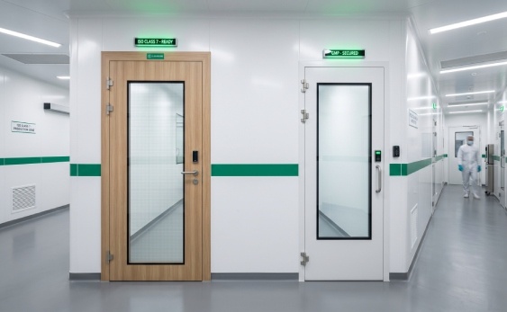 Qual è la differenza tra una porta in HPL e una in acciaio?