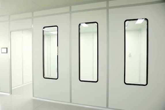 Guida completa agli standard per le camere bianche: ISO 14644-1, FED-STD-209E e GMP spiegate.